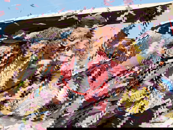 Carnavalsband De Kapotte Kachels gaat ABBA voor de rechter slepen