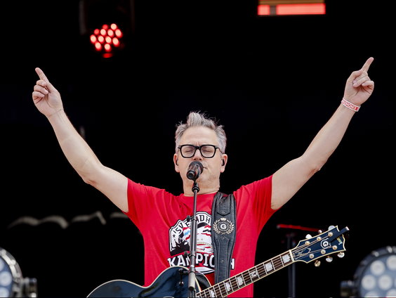 Guus Meeuwis opent PSV landskampioen feest in Eindhoven: 'Trekken alles uit de kast'