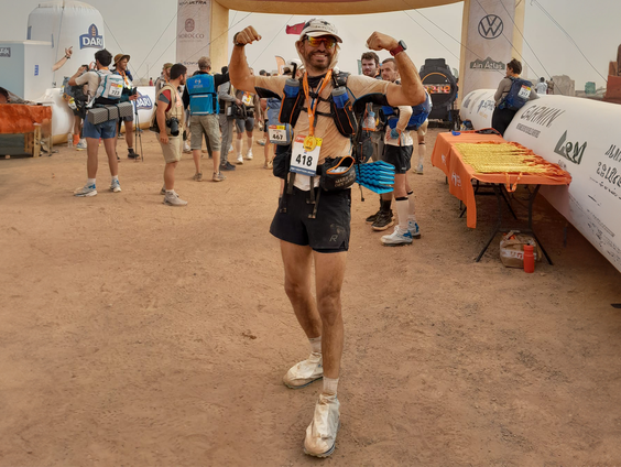 Björn liep 252 kilometer in woestijn voor blinde dochter: “Foto van haar motiveerde elke dag”