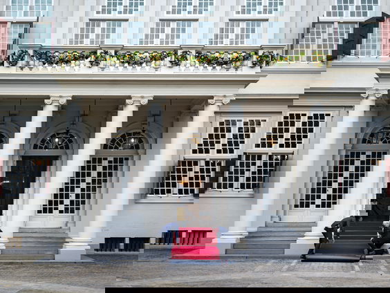 Nico Mourits staat voor het Paleis Noordeinde: "Rustiger dan voorgaande jaren"