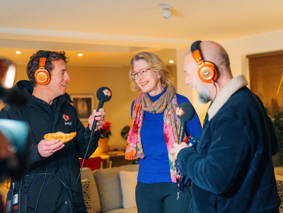 Jan-Willem en Jeroen halen stemlijst van Janet op in Golden Earringstraat!