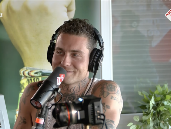 “Ik heb nog nooit zo lekker in de wedstrijd gestaan”, Douwe Bob komt langs bij Paul & Annemieke