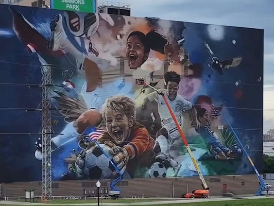Rosalie maakt mega muurschildering in Dallas voor het WK