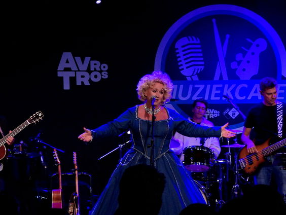 Karin Bloemen - Waterdicht | live in Muziekcafé