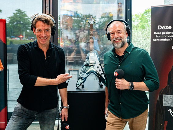 Rene wint Flying V gitaar van Lenny Kravitz en geeft 'm meteen weer weg!