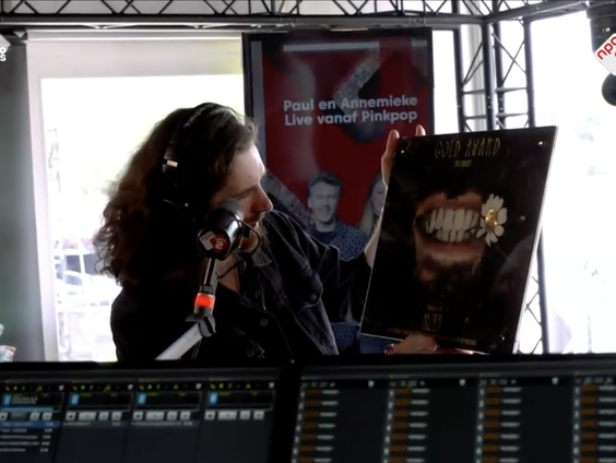 Hozier ontvangt gouden plaat voor Too Sweet bij Annemieke en Paul in de studio op Pinkpop