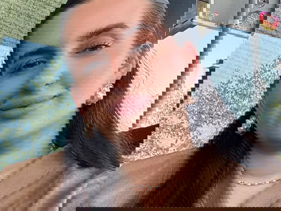 Sona: "Dit is veel te eng!" Toch stapte ze in een doodskist: "Ik ben minder bang"