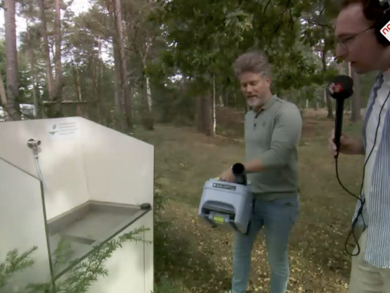 Paul leegt zijn chemische toilet op de camping