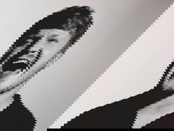 Josua Peter schreef Pins And Needles over samenkomen: “Meer wij”