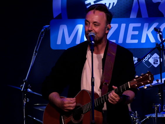 Niels Geusebroek - Leave A Little Love Behind | live in Muziekcafé