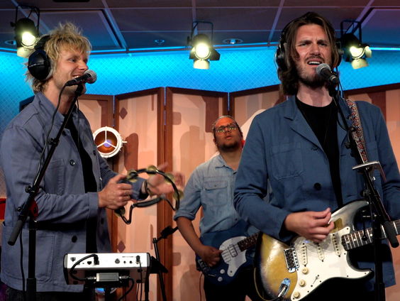 FRIDAY met Room To Grow en 21 live in Muziekcafé vanuit de studio