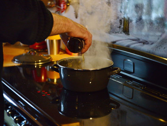 Mannen leren koken tijdens Pannen met Mannen
