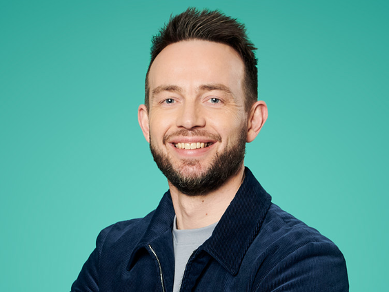 Henry Schut geeft commentaar bij het Eurovisie Songfestival