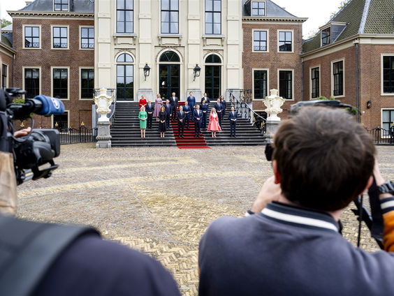 Kappers geven föhns aan nieuwe bewindslieden