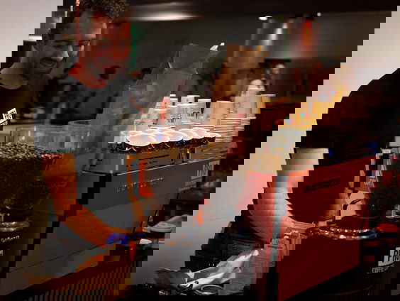 Nick verzorgt de koffie voor sporters