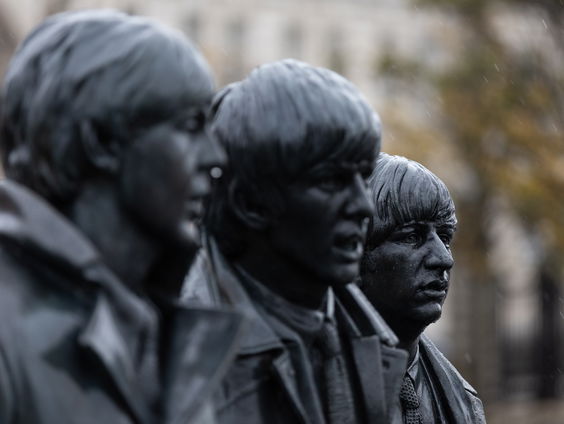 Op de sterfdag van George Harrison haalt zijn oude vriend Allard Kalff herinneringen op.