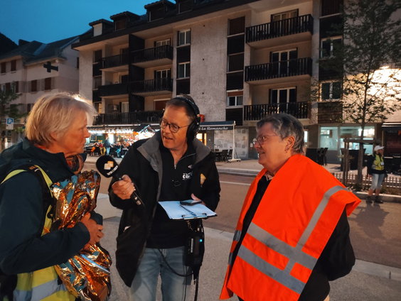 Zie je hesjes, dan weet je: Dat zijn de vrijwilligers van Alpe d'HuZes