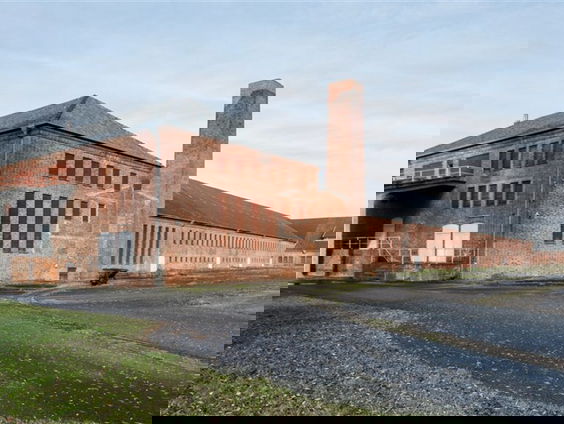 Leusdenaren herdenken in Duitsland slachtoffers concentratiekamp Neuengamme