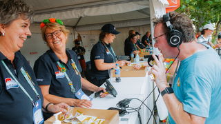 Bert claimt zijn welverdiende kruisje... Bij een bekend gezicht