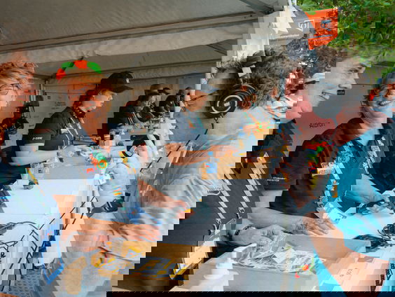 Bert claimt zijn welverdiende kruisje... Bij een bekend gezicht