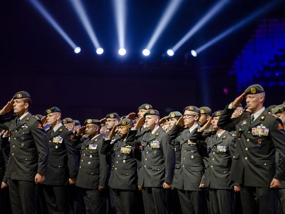 Niet alleen militairen krijgen een onderscheiding