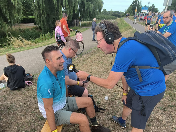 De koffie gaat er in, en de schoenen gaan even uit!