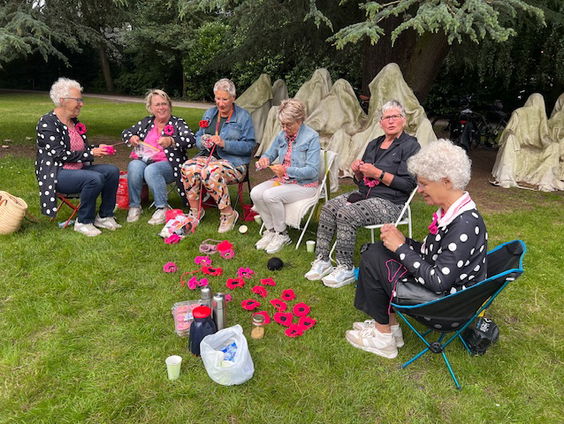 Refreintjes uit Oosterhout haken klaprozen voor '80 jaar leven in vrijheid'