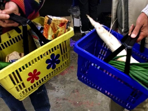 De Laatste Ronde: datingcoach Daan geeft tips voor flirten in de supermarkt.