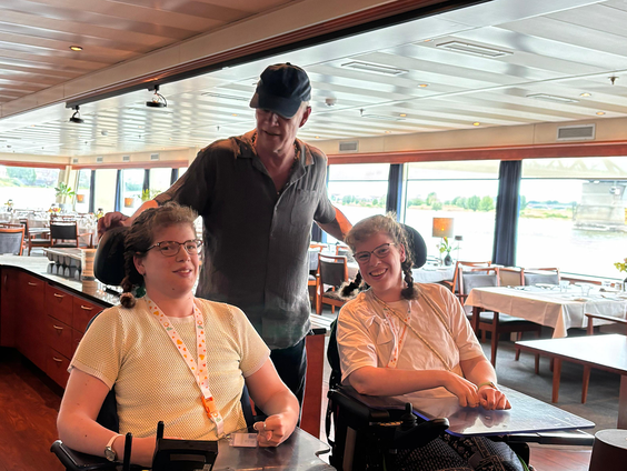 Tweeling Arletta en Tessa zijn samen op reis... en worden verrast!