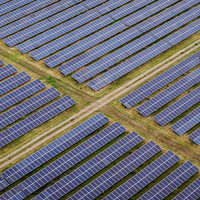 Zonnepanelen tussen treinrails