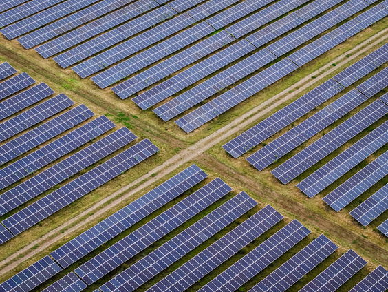 Zonnepanelen tussen treinrails