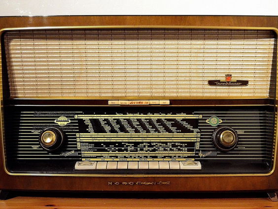 De eerste lokale omroep in 1975