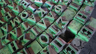 Wie helpt Feike van zijn drukpersen af?