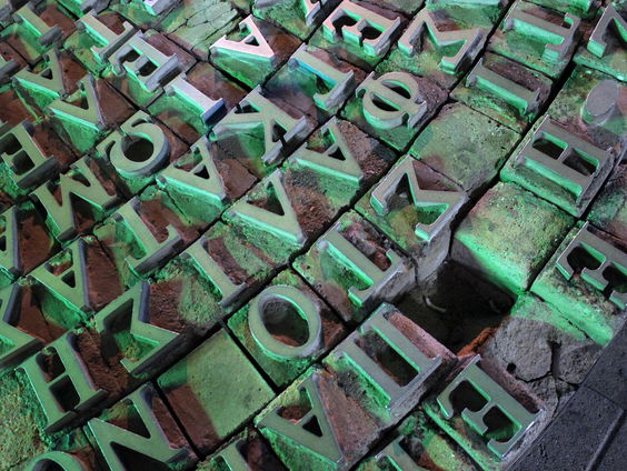 Wie helpt Feike van zijn drukpersen af?