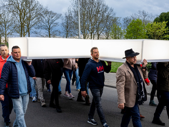 Chris van Sabben (84) draagt het kruis tijdens The Passion