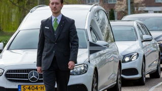 Bastiaan (27) viraal met oproep: "Toon die seconde respect voor een rouwstoet"