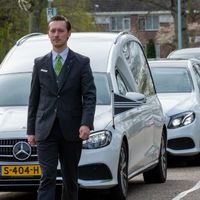 Bastiaan (27) viraal met oproep: "Toon die seconde respect voor een rouwstoet"