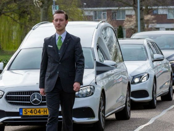 Bastiaan (27) viraal met oproep: "Toon die seconde respect voor een rouwstoet"