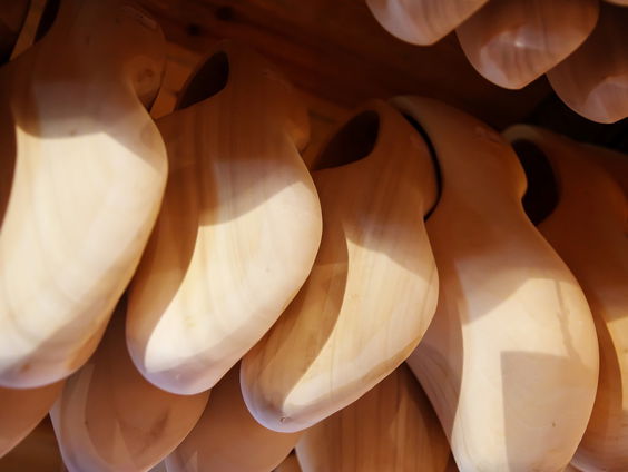 Jaap is eigenaar van de laatste klompenmakerij in Zeeland