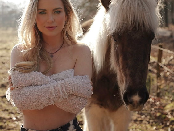 Jennifer Ewbank: van dierennieuws tot haar nieuwe single 'Between The Head And The Heart'