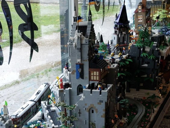 Jeroen Sijtsma maakt met 100.000 legosteentjes een magisch winterlandschap