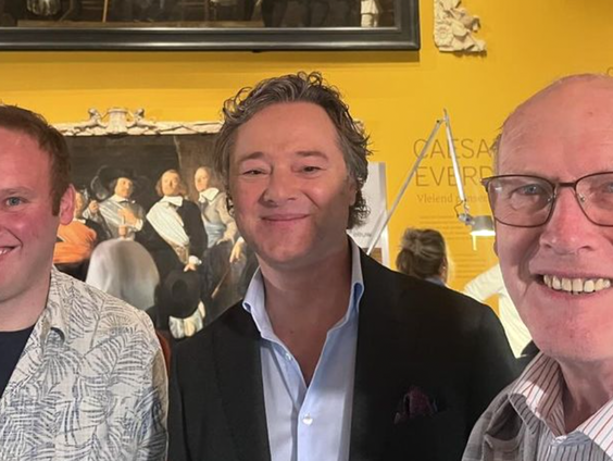 Hugo gaat graag met BN'ers op de foto