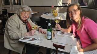Opa of oma gratis mee uit eten: Stichting Oma’s Soep strijdt tegen zomereen ...