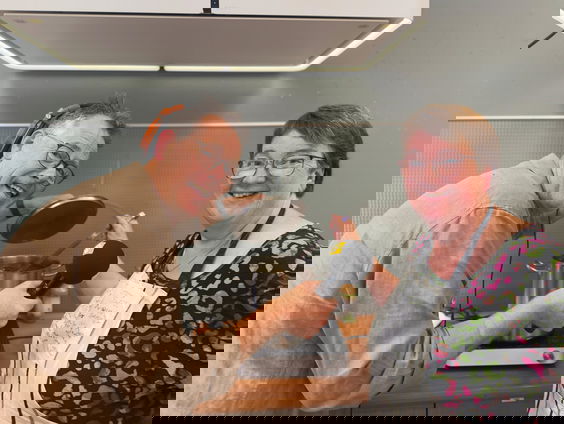 Lief gebaar: Vrijwilliger Riek kookt voor het Aquinohuis