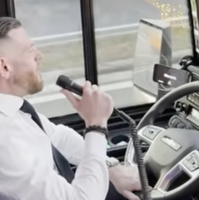 Zingende buschauffeur Rick bestormt de hitlijsten