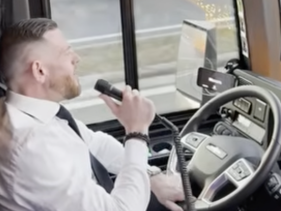 Zingende buschauffeur Rick bestormt de hitlijsten