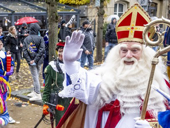 Burgemeester Fröhlich verwelkomt Sinterklaas