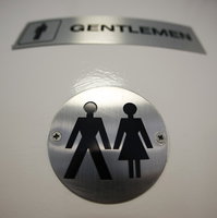 Ymi Knaap wil toiletstickers op winkelpanden