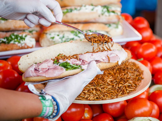 Belofte maakt schuld: Henkjan proeft gedroogde meelwormen