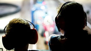 Nieuwe campagne 'Blijf Erbij Horen' wil toenemende gehoorschade halt toeroepen